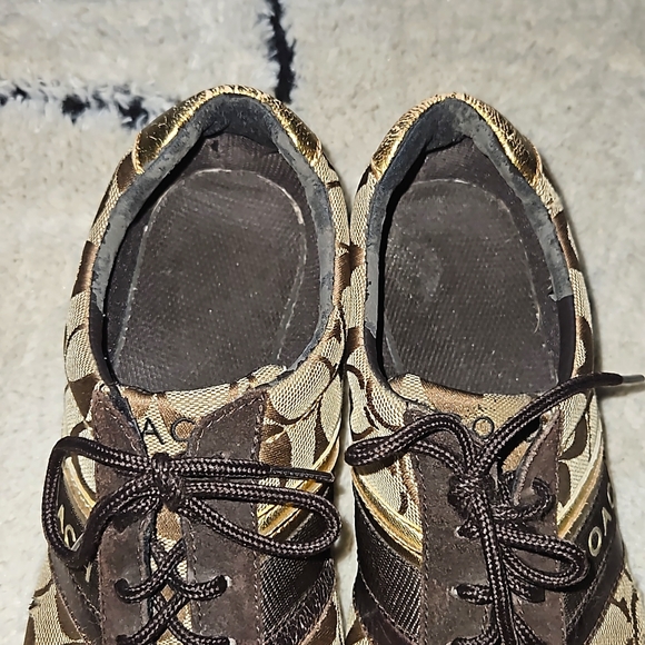 Coach - Picture 3 of 6